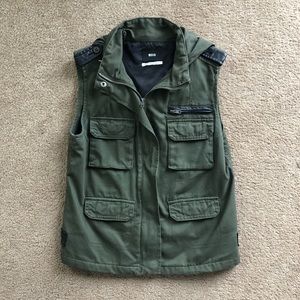 Green army vest 🌲